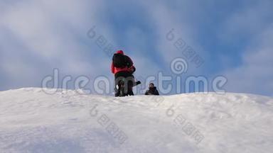 登山队员在冬天从山<strong>上下</strong>来绳子. 旅行者用绳子从一座雪山<strong>上下</strong>来。 协调良好的团队合作